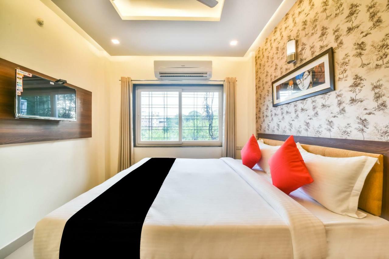 Golden Feather Hotel Udaipur Buitenkant foto