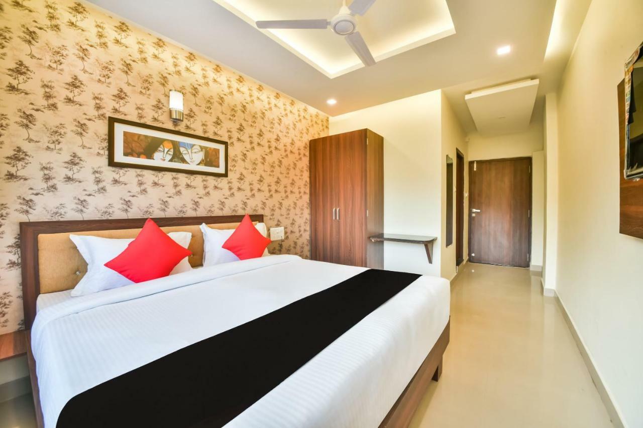 Golden Feather Hotel Udaipur Buitenkant foto
