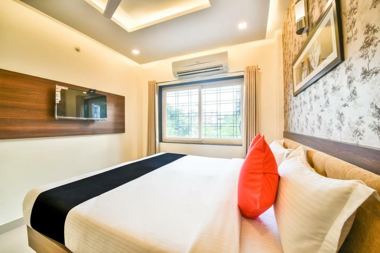 Golden Feather Hotel Udaipur Buitenkant foto