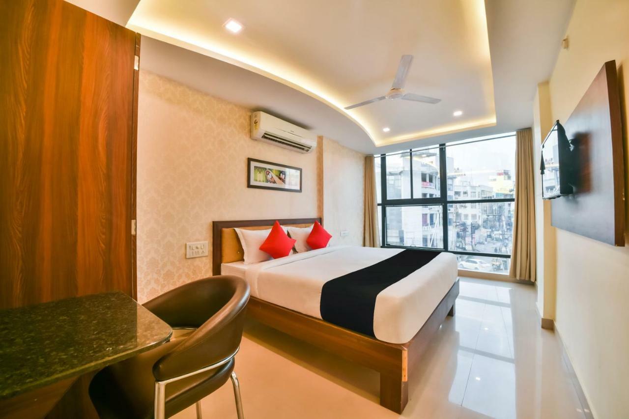 Golden Feather Hotel Udaipur Buitenkant foto