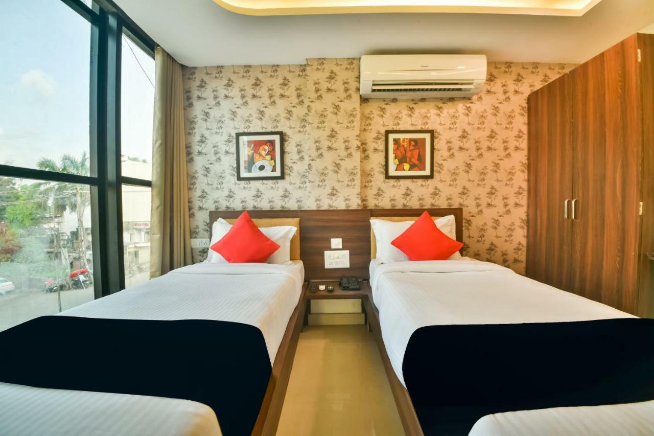 Golden Feather Hotel Udaipur Buitenkant foto