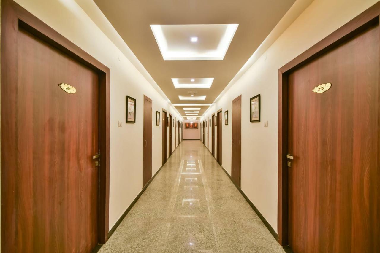 Golden Feather Hotel Udaipur Buitenkant foto