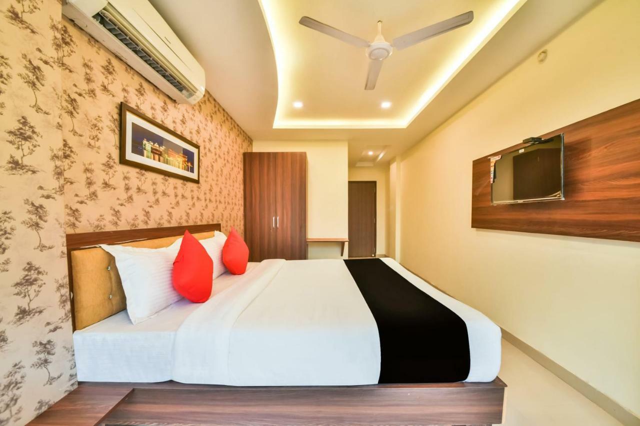 Golden Feather Hotel Udaipur Buitenkant foto