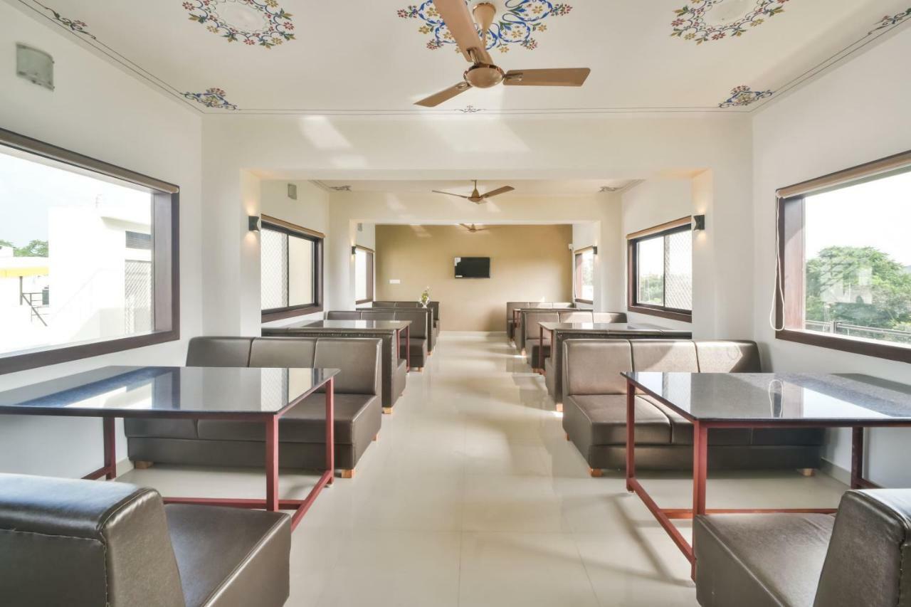 Golden Feather Hotel Udaipur Buitenkant foto