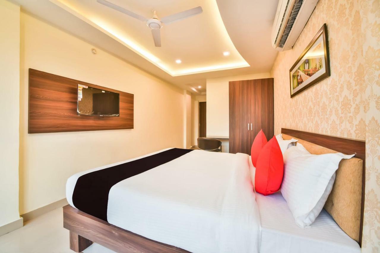 Golden Feather Hotel Udaipur Buitenkant foto