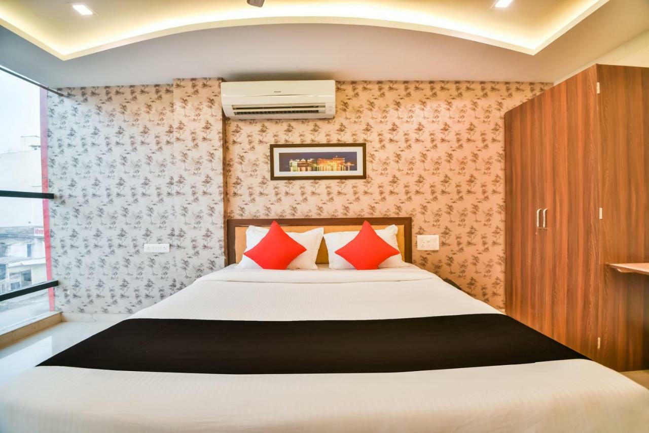 Golden Feather Hotel Udaipur Buitenkant foto